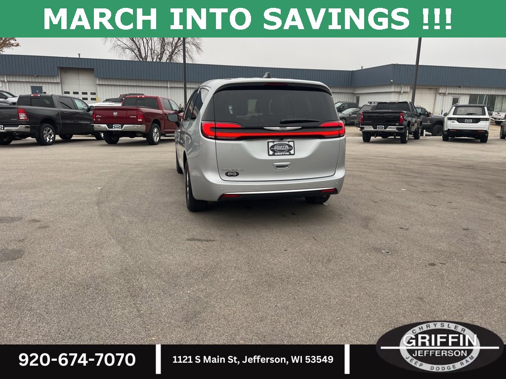 New 2026 Chrysler Pacifica Select image 12