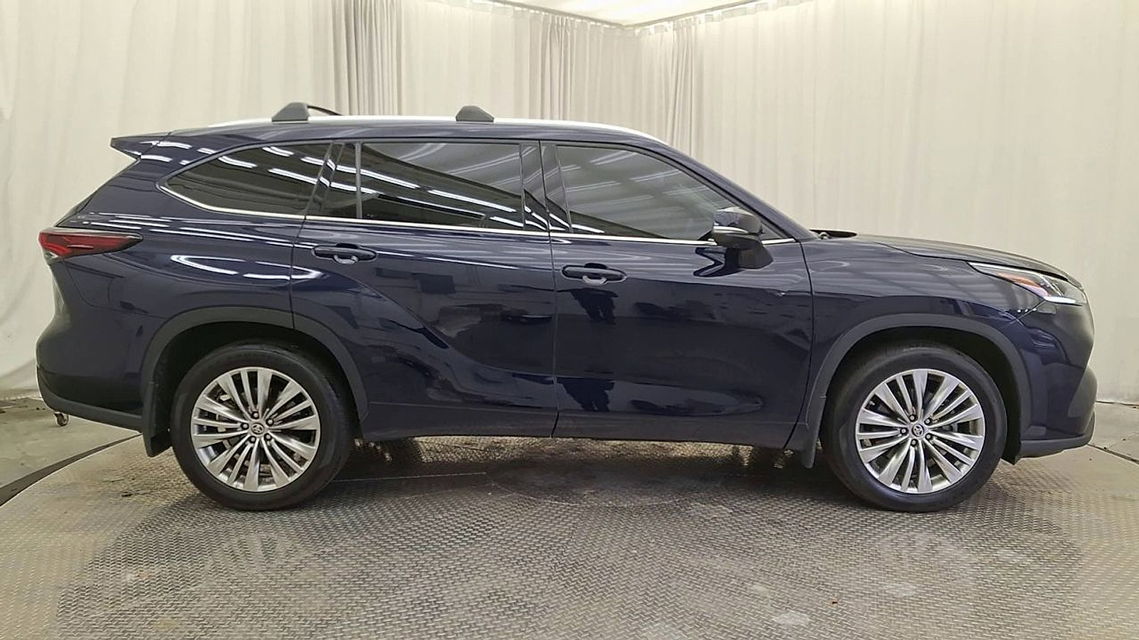 Used 2024 Toyota Highlander Platinum image 4