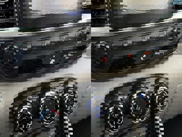 Used 2024 Hyundai Venue SEL image 19