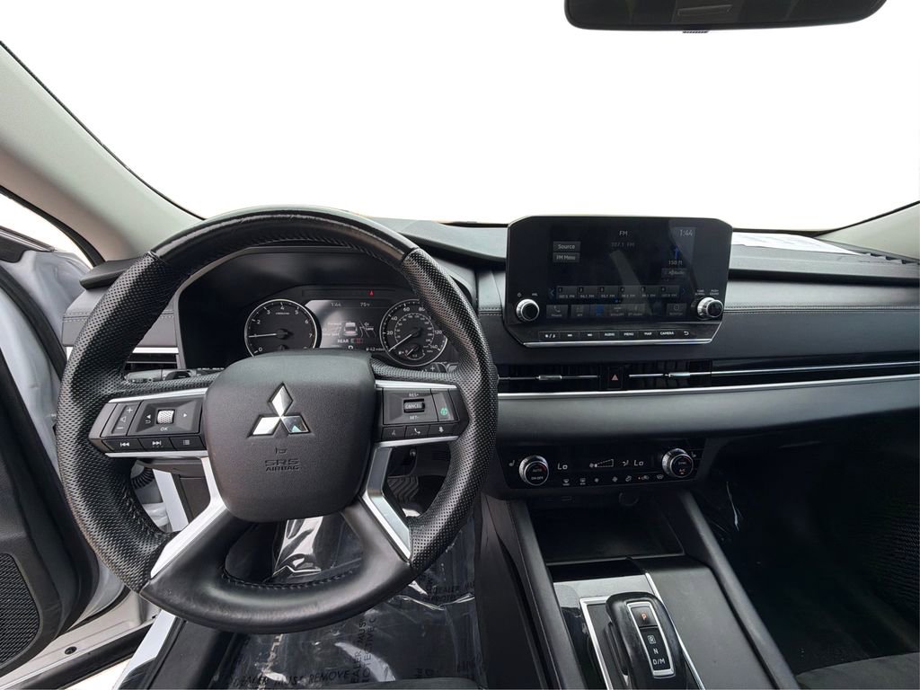 Used 2023 Mitsubishi Outlander SE image 30