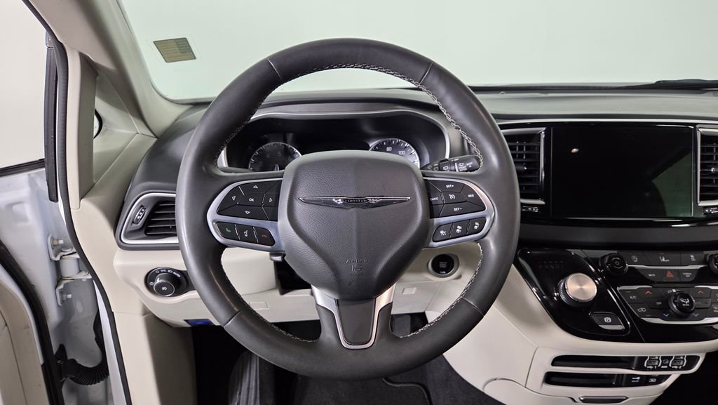 Used 2022 Chrysler Pacifica Touring-L image 17