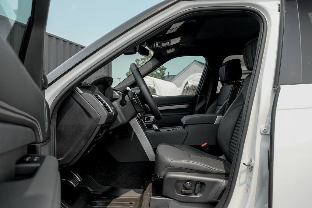 Used 2025 Land Rover Discovery Dynamic SE AWD/4WD image 9