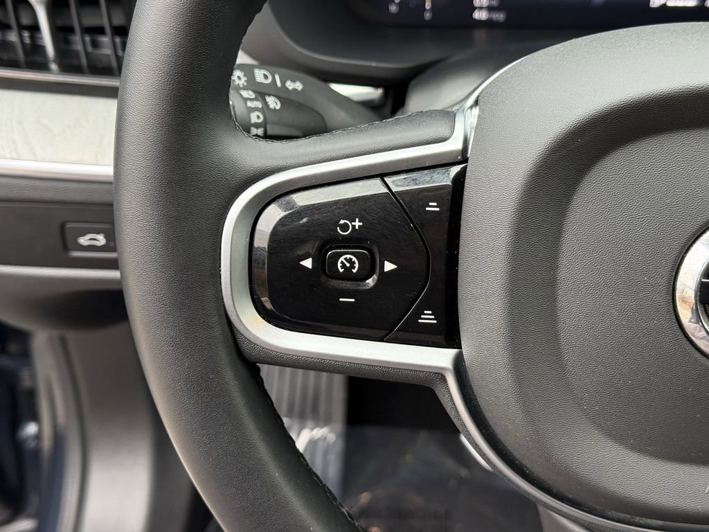 Certified 2025 Volvo XC60 B5 Plus image 18