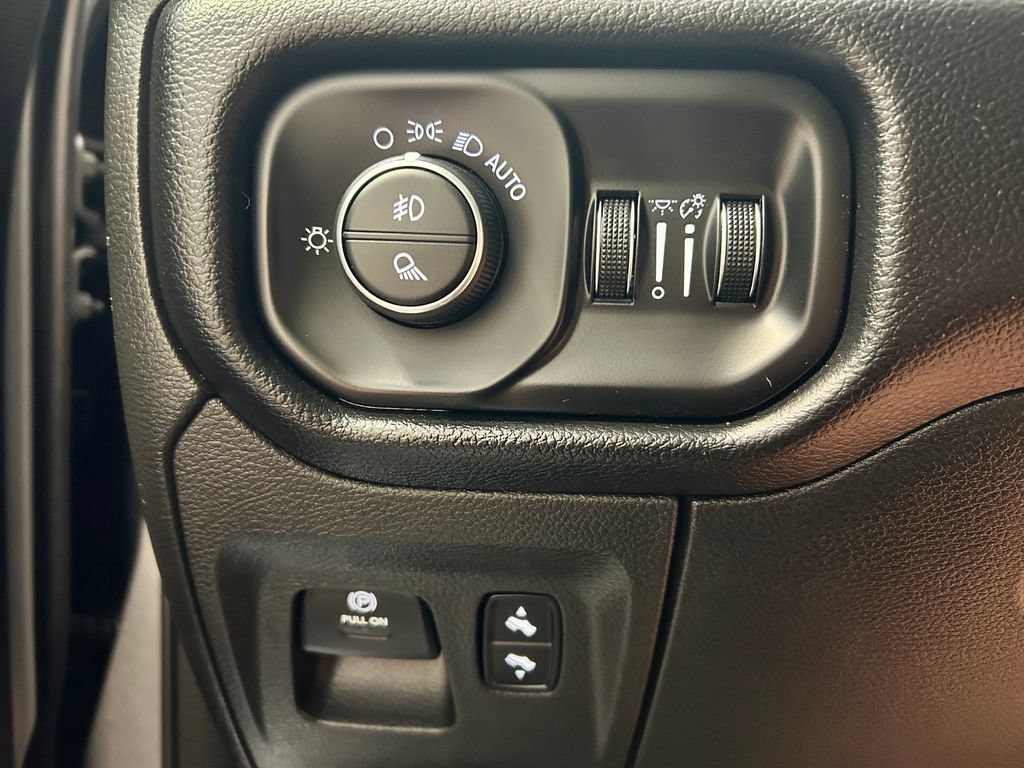Used 2019 RAM 1500 Laramie AWD/4WD image 7