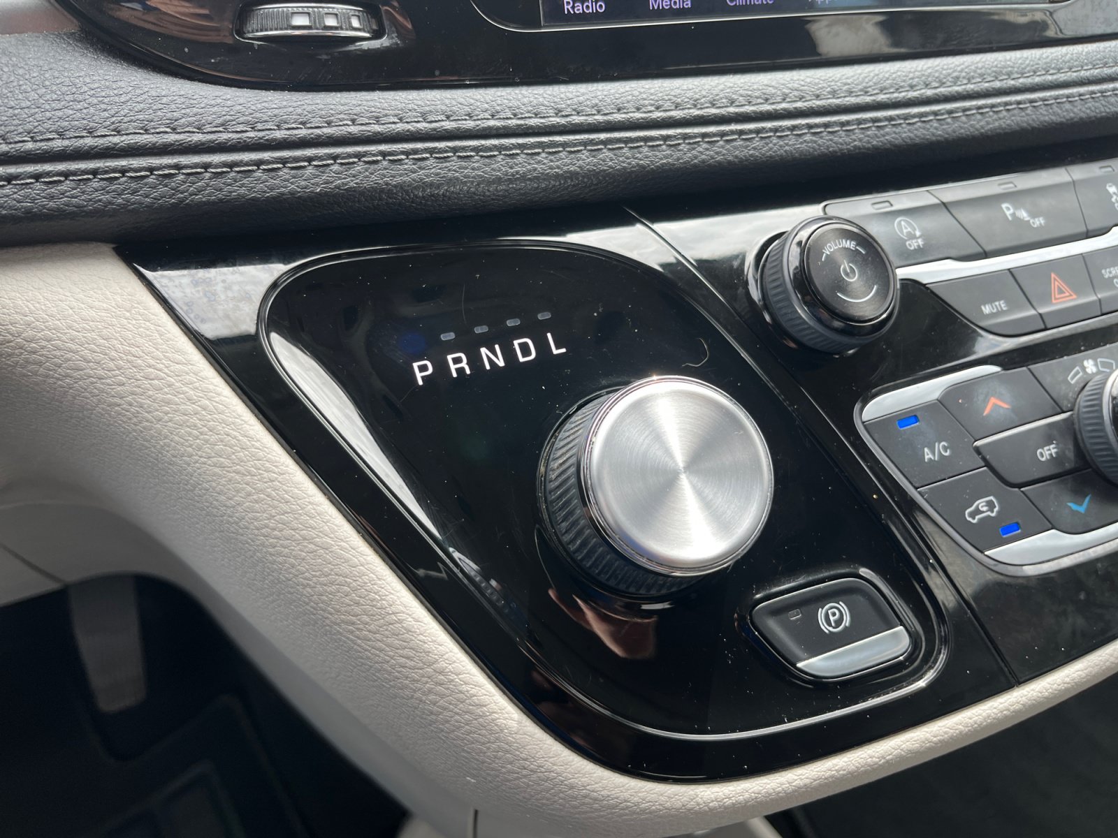 Certified 2018 Chrysler Pacifica Limited FWD image 26