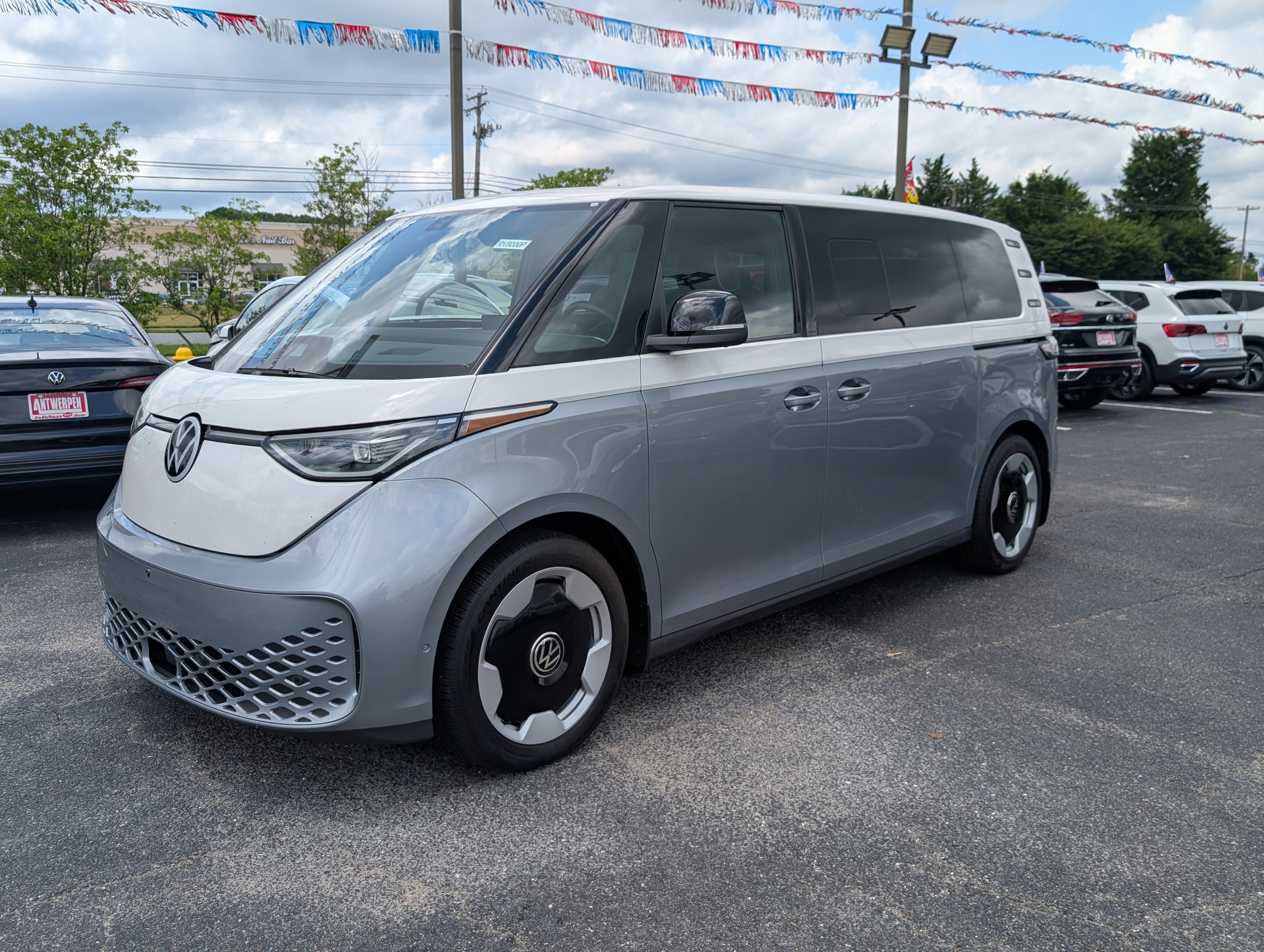 Used 2025 Volkswagen ID. Buzz Pro S Plus w/ Cupholders Package RWD image 7
