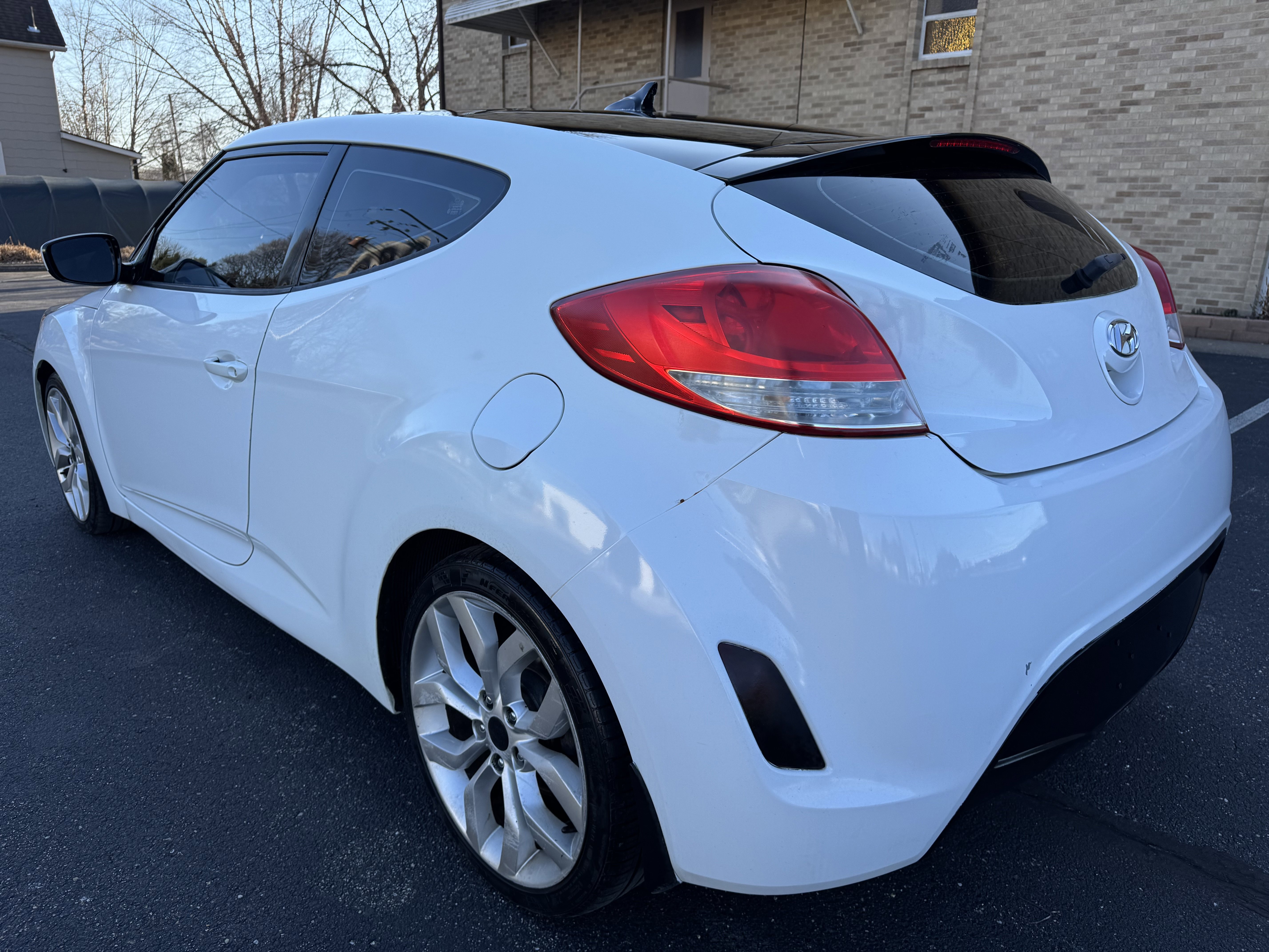 Used 2013 Hyundai Veloster w/ Style Pkg image 3