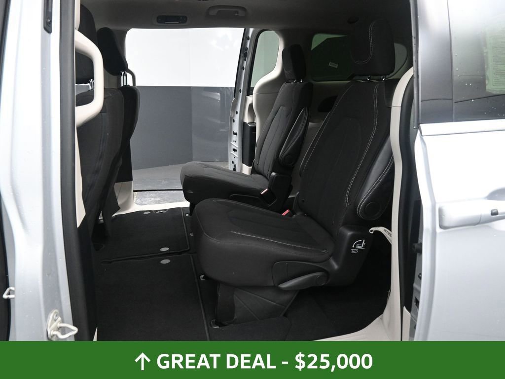 Used 2024 Chrysler Voyager LX image 27