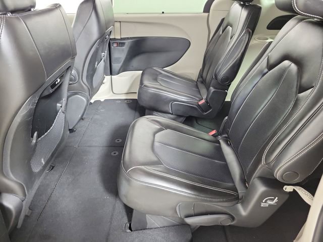 Used 2023 Chrysler Pacifica Touring-L FWD image 12