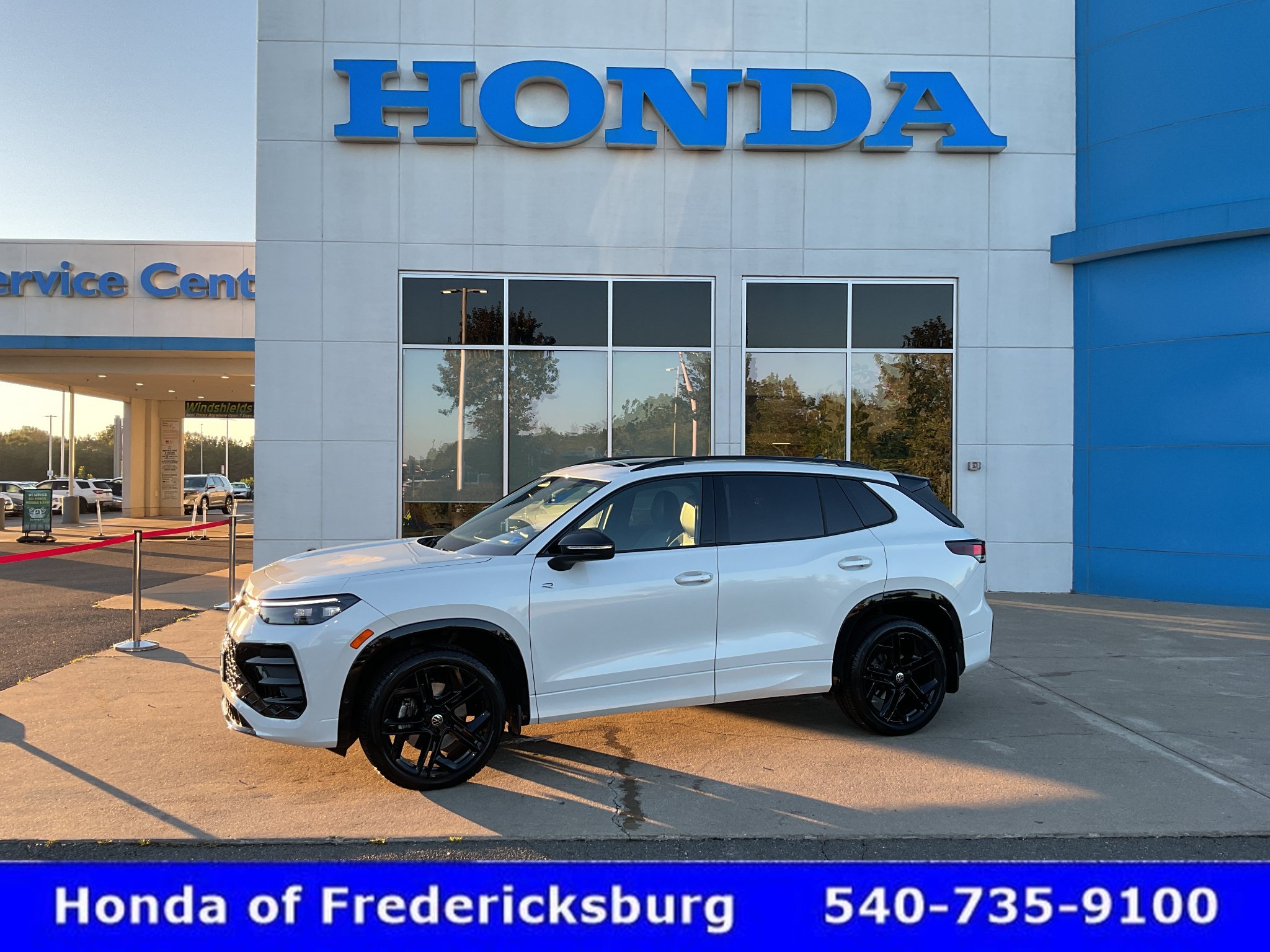 Used 2025 Volkswagen Tiguan SE R-Line AWD/4WD image 1