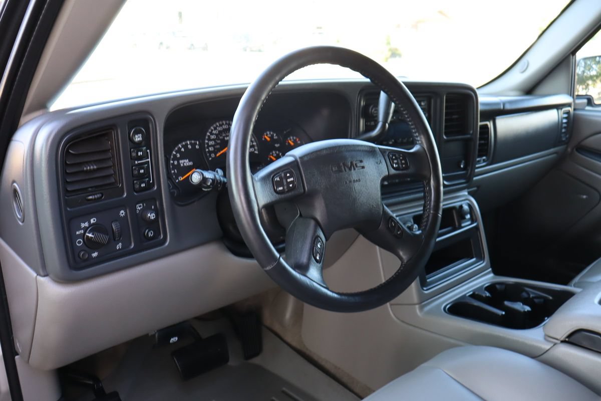 Used 2005 GMC Yukon SLT w/ SLT Preferred Equipment Group AWD/4WD image 15