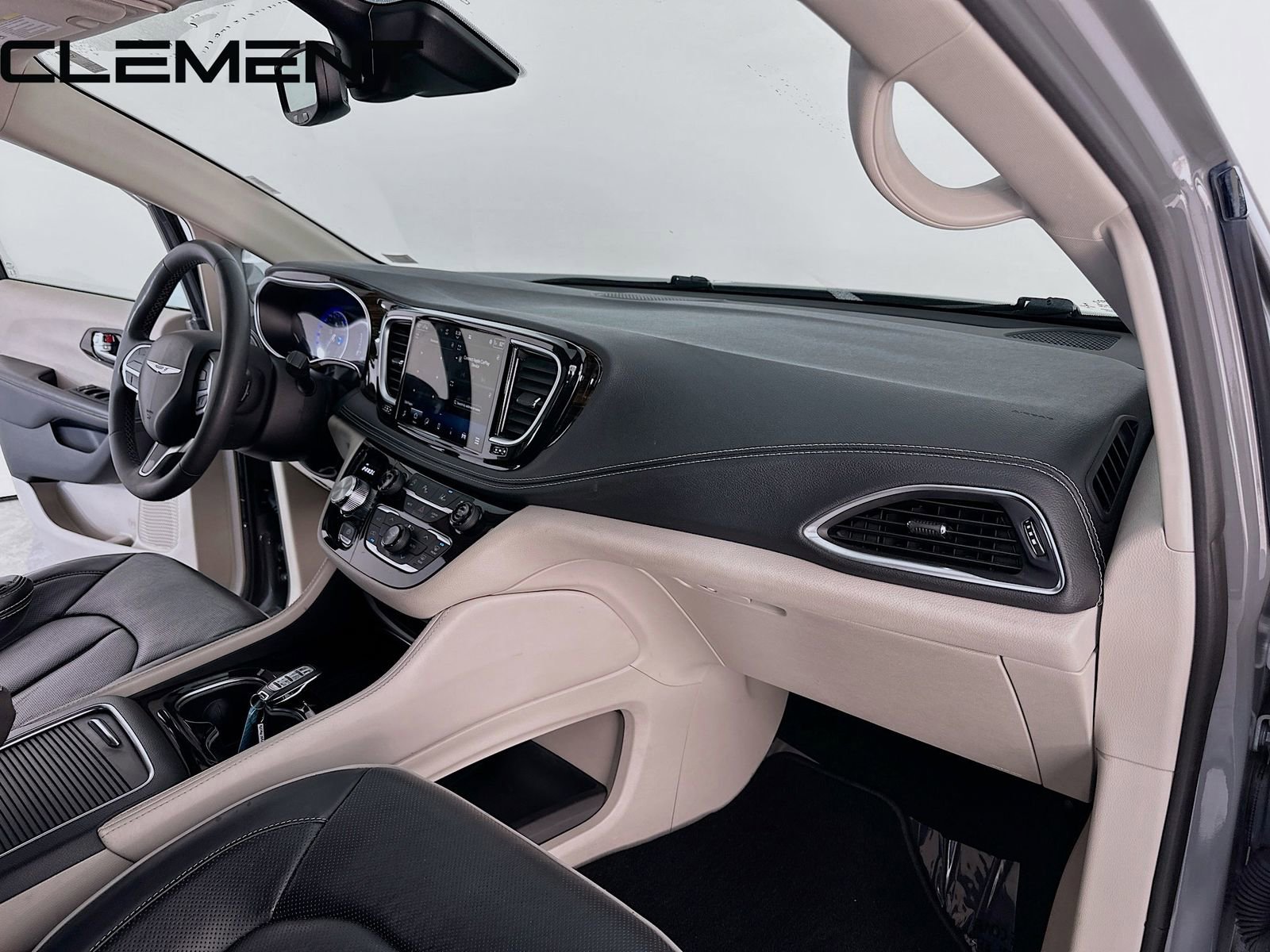 Used 2023 Chrysler Pacifica Limited image 36