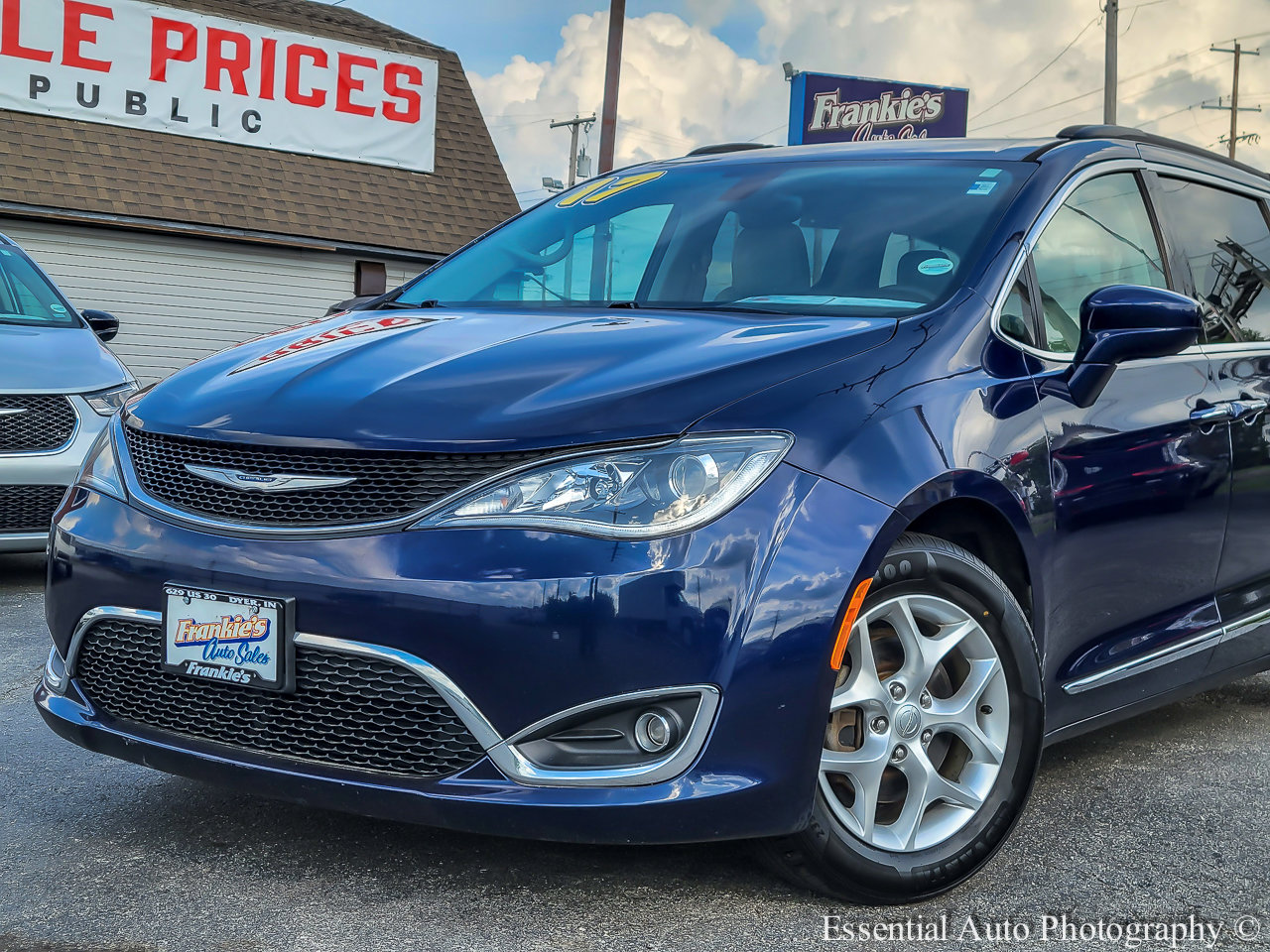 Used 2017 Chrysler Pacifica Touring-L w/ Tire & Wheel Group FWD image 2