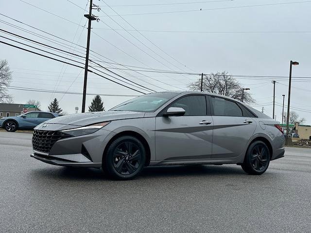 Used 2023 Hyundai Elantra SEL image 2