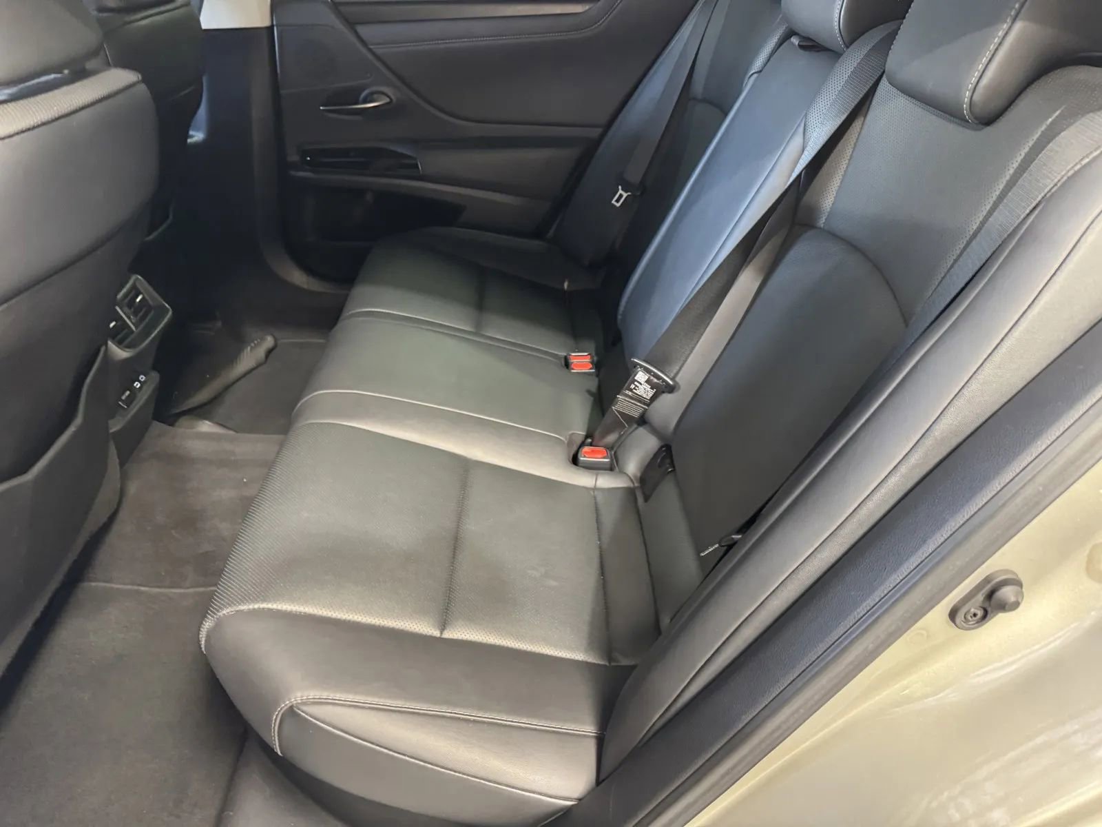 Used 2023 Lexus ES 300h w/ Premium Package image 8