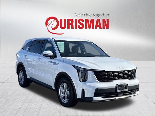 Used 2024 Kia Sorento LX image 1