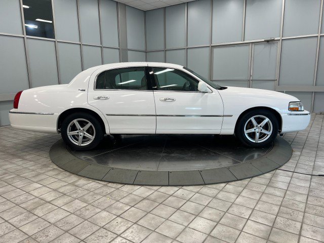 Used 2009 Lincoln Town Car Signature Limited image 8