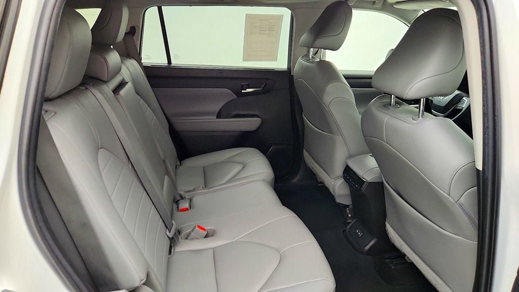 Used 2023 Toyota Highlander XLE AWD/4WD image 23