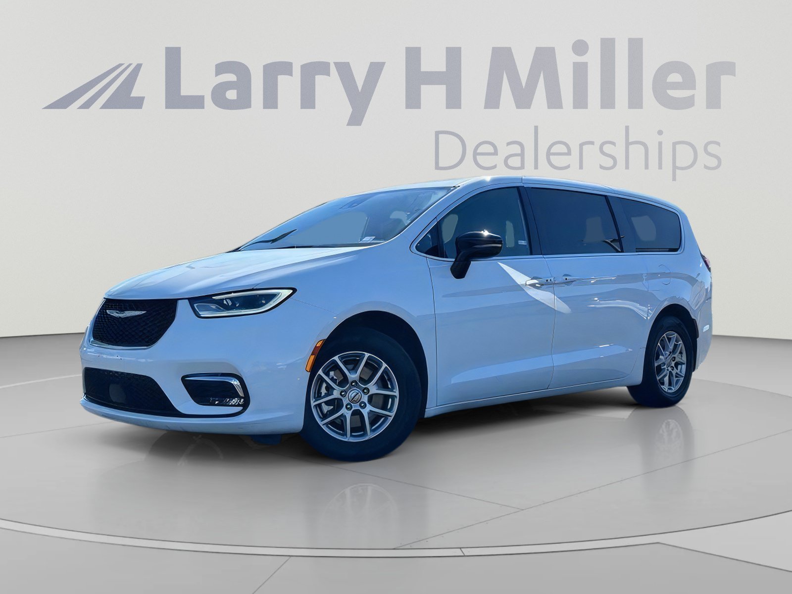 Used 2025 Chrysler Pacifica Select FWD image 2