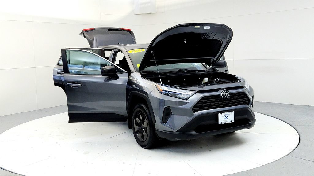 Used 2023 Toyota RAV4 LE AWD/4WD image 9