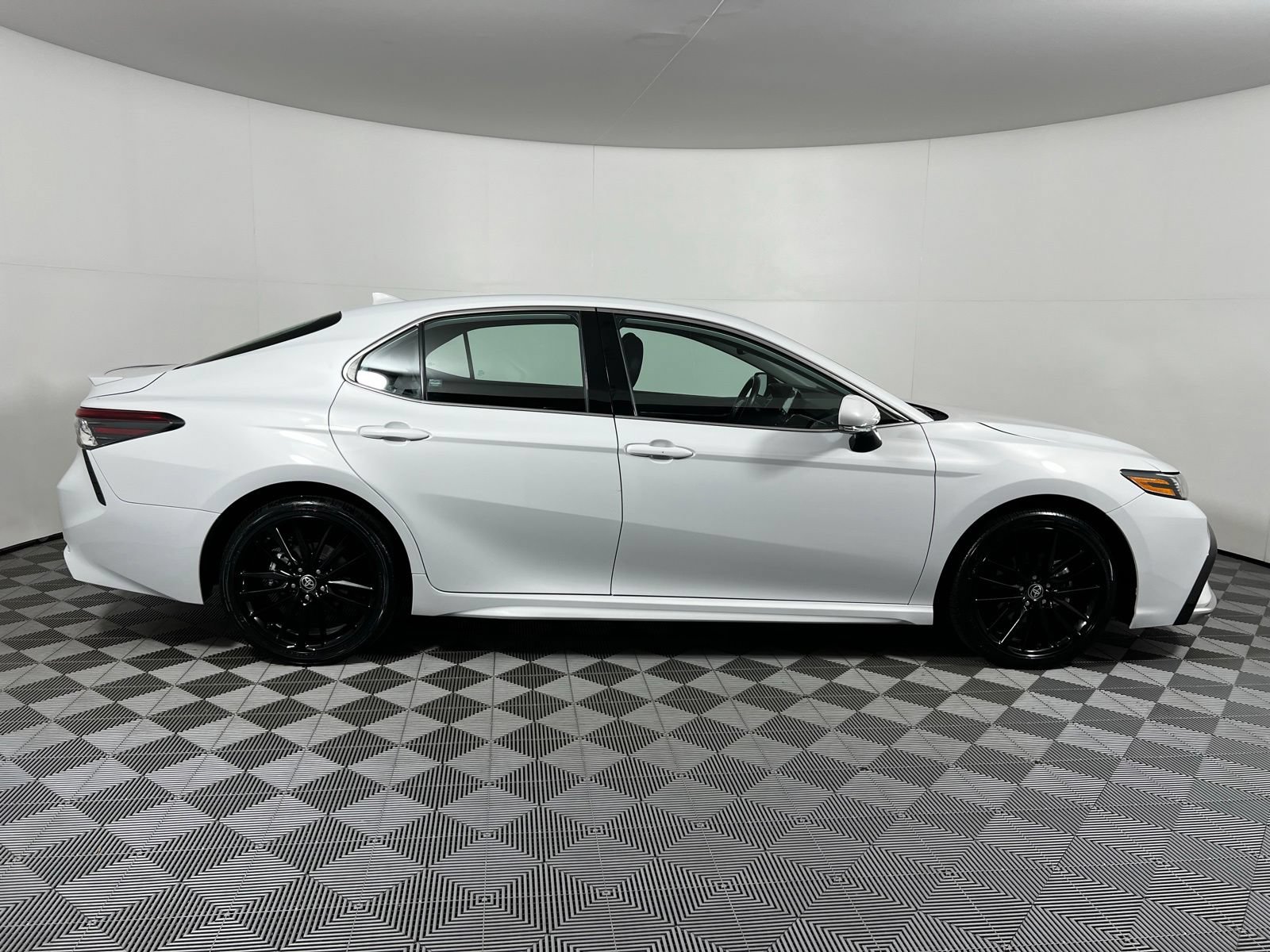 Used 2024 Toyota Camry XSE FWD image 4