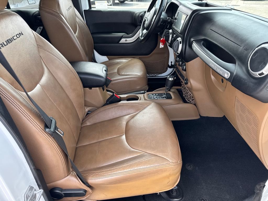 Used 2015 Jeep Wrangler Unlimited Rubicon w/ Dual Top Group AWD/4WD image 15