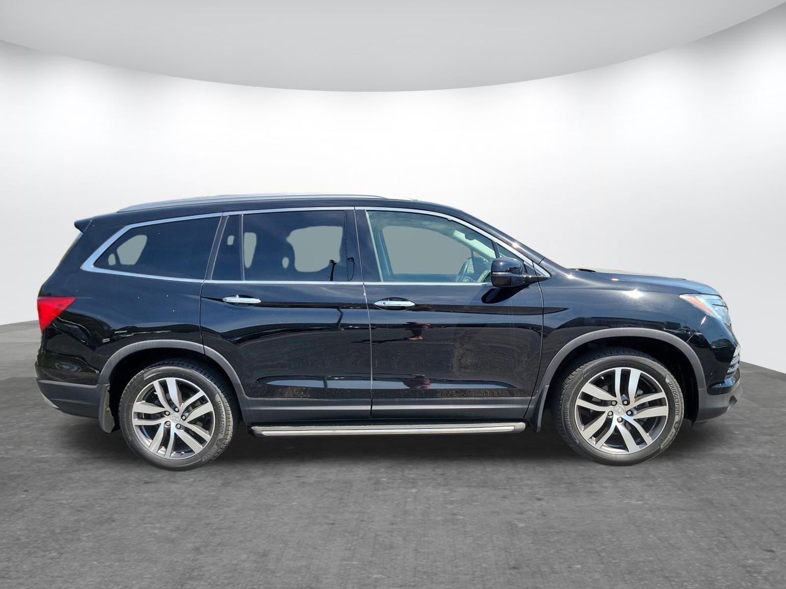 Used 2017 Honda Pilot Elite image 2