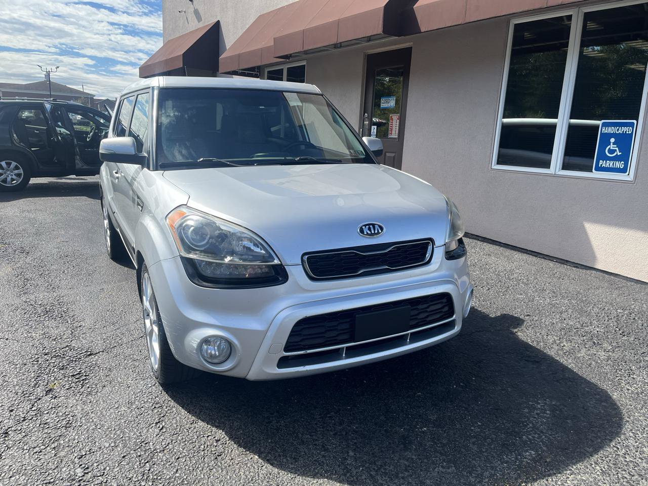 Used 2013 Kia Soul ! FWD image 2