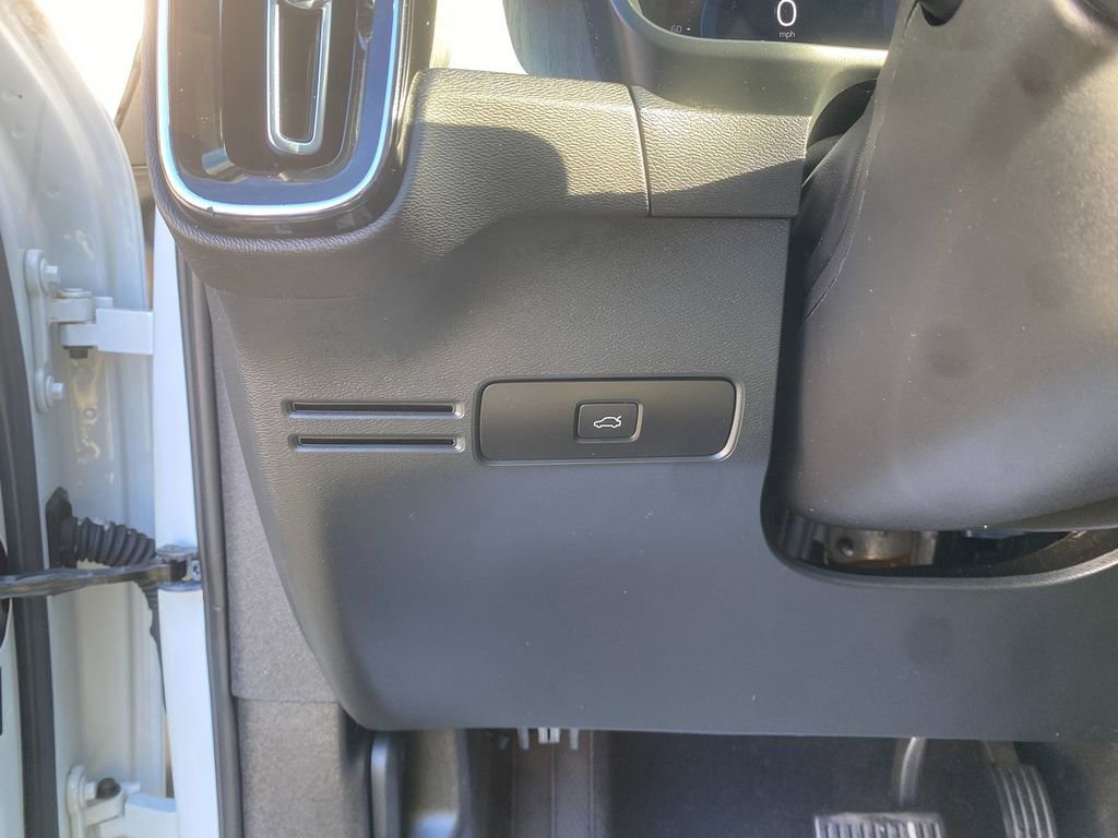 Used 2023 Volvo XC40 B5 Plus image 14