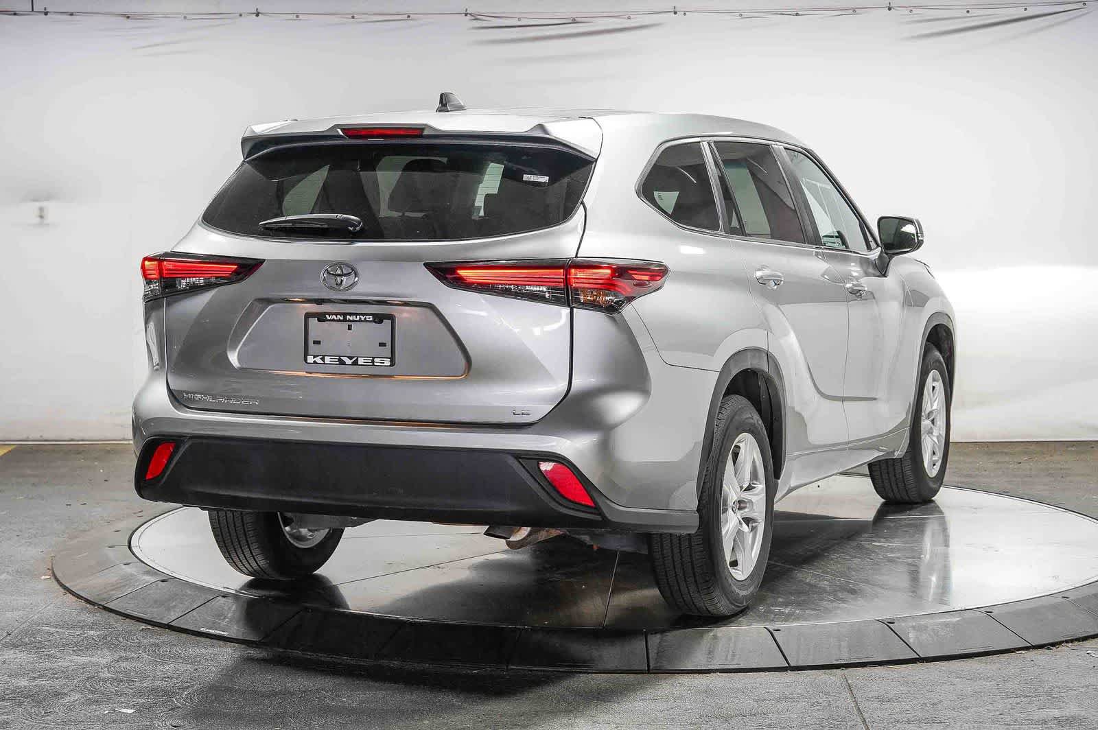 Used 2025 Toyota Highlander LE FWD image 4