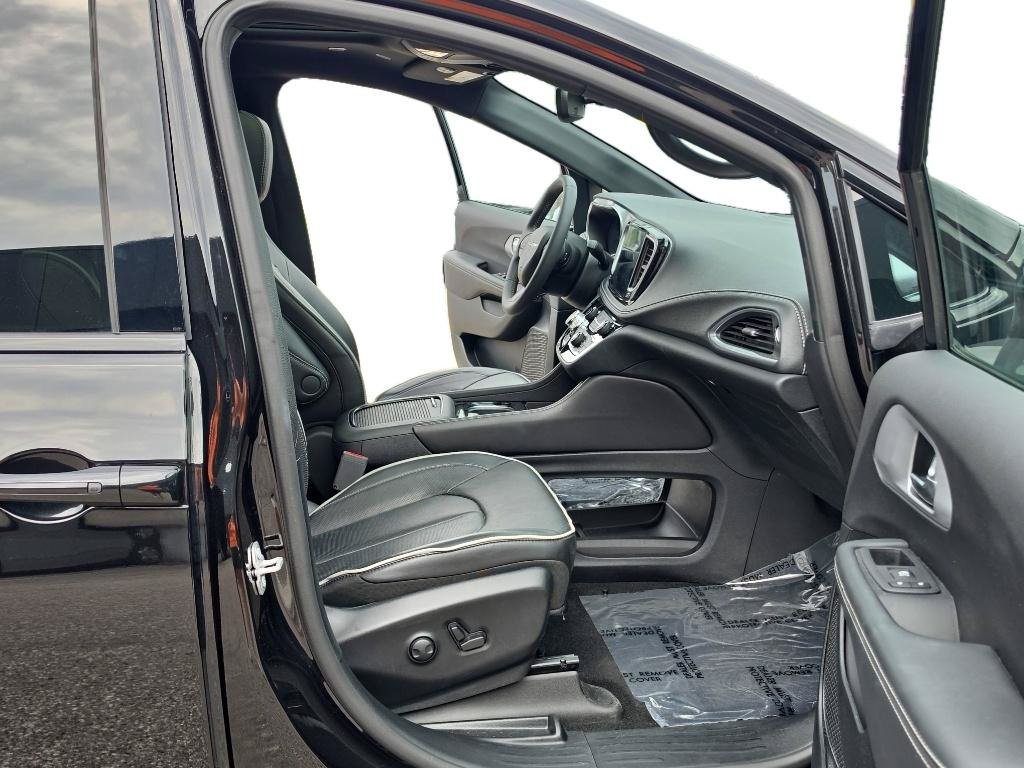 Used 2025 Chrysler Pacifica Limited FWD image 22