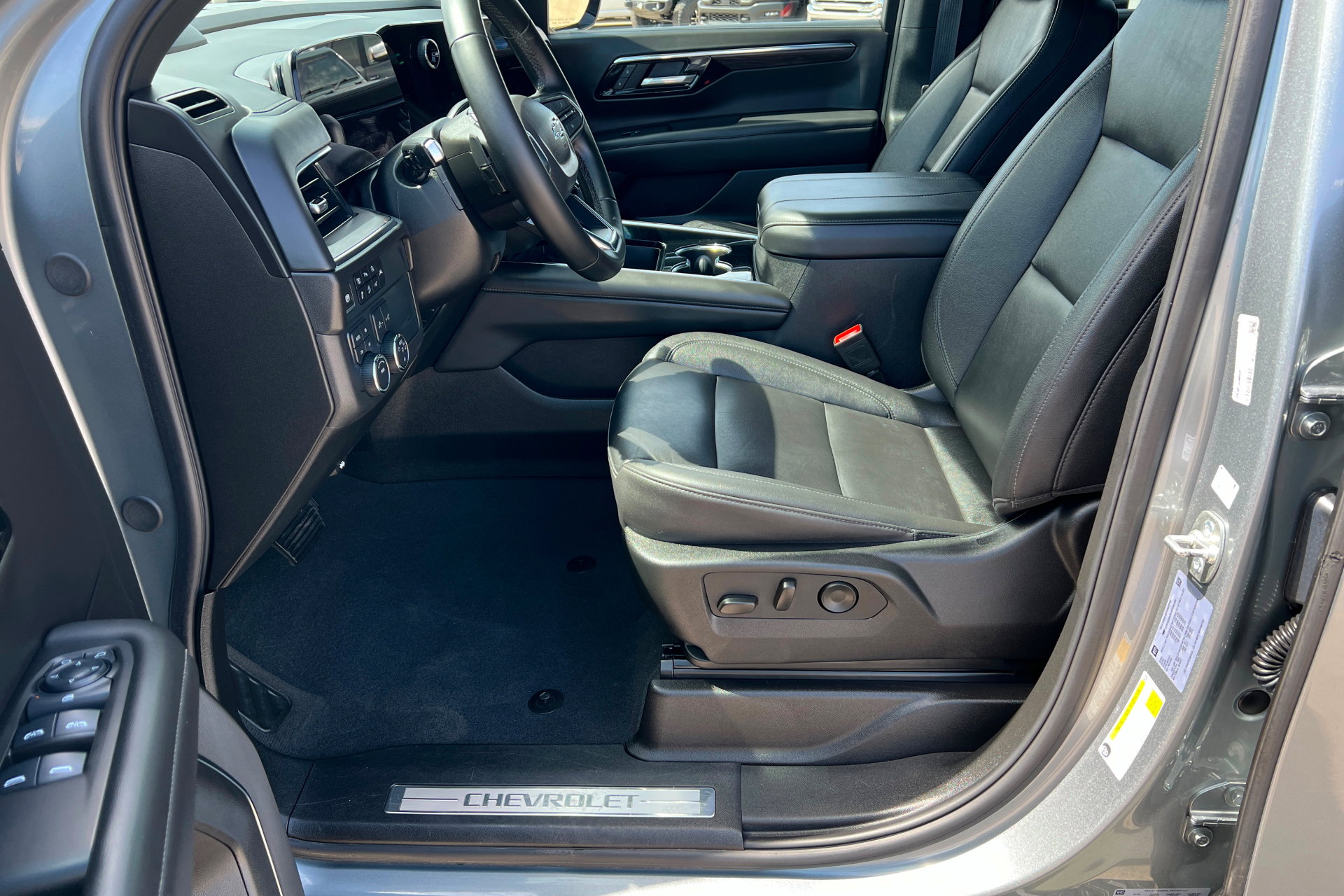 Used 2025 Chevrolet Suburban Z71 AWD/4WD image 18