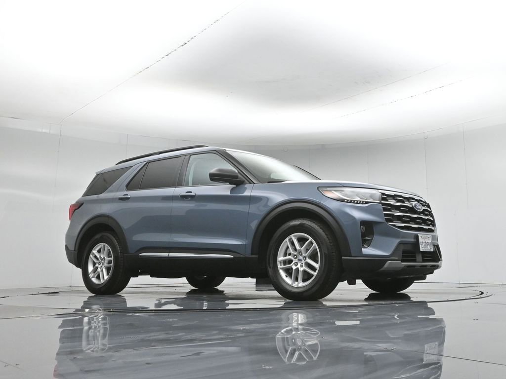 Used 2025 Ford Explorer Active w/ Active Comfort Package RWD image 4