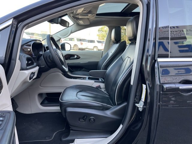 Used 2023 Chrysler Pacifica Limited image 28