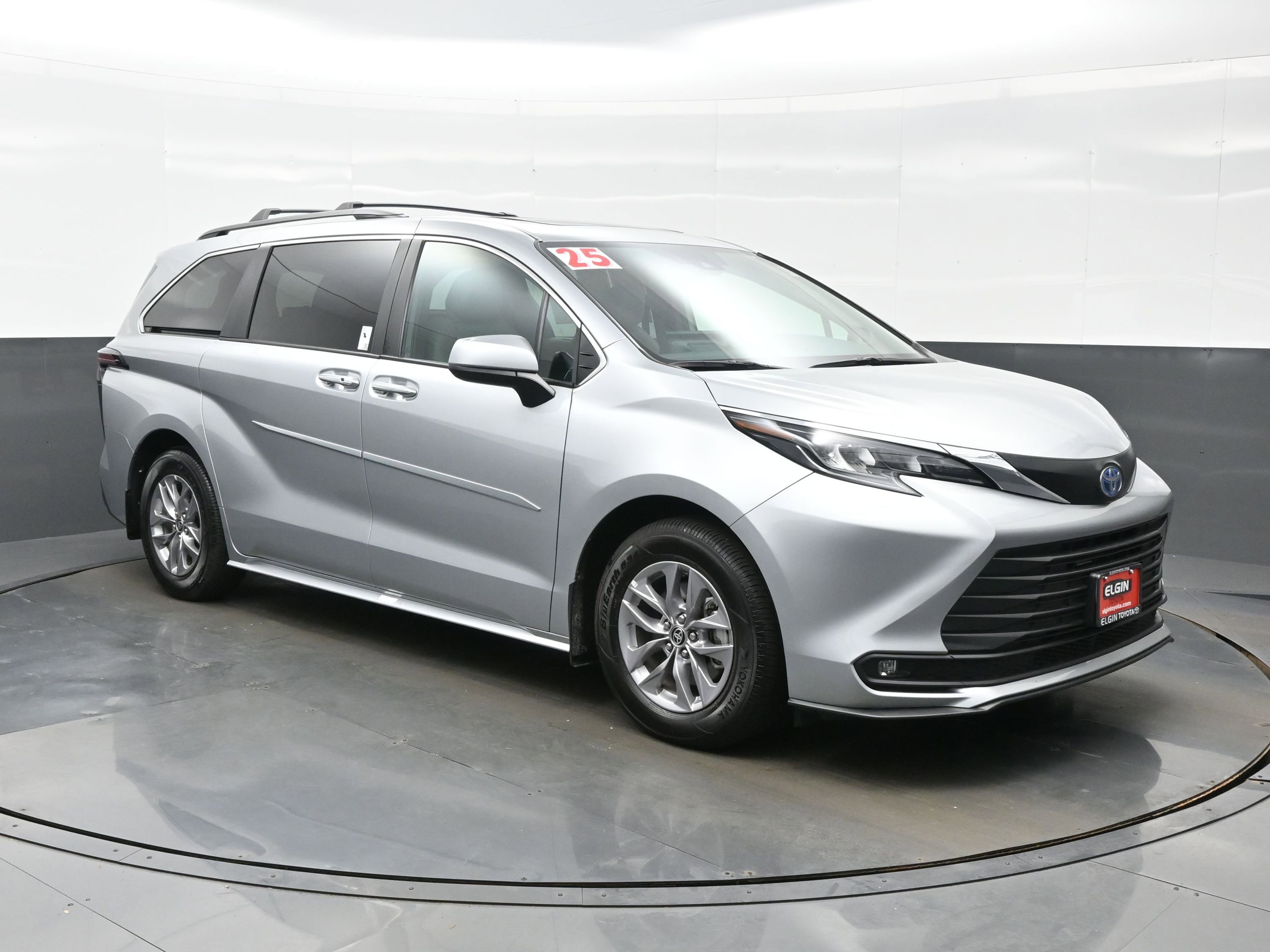 Used 2025 Toyota Sienna XLE w/ XLE Plus Package AWD/4WD image 8