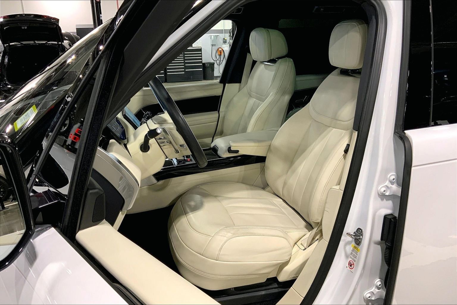 Certified 2023 Land Rover Range Rover SE AWD/4WD image 7