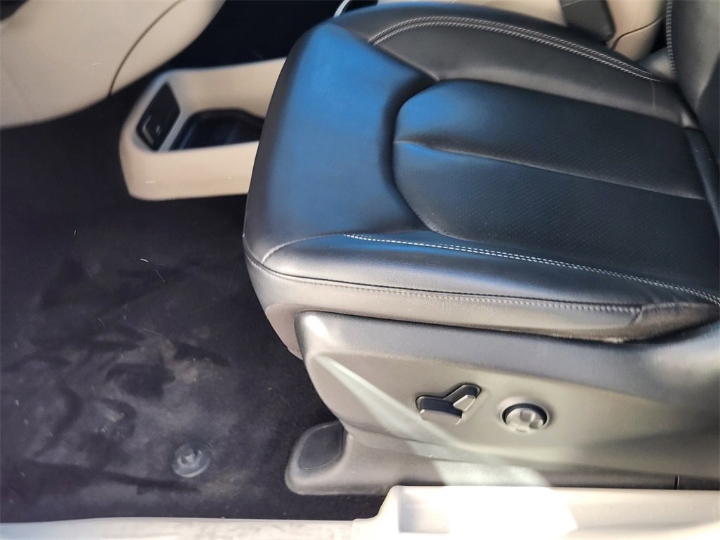 Used 2024 Chrysler Pacifica Touring-L image 8