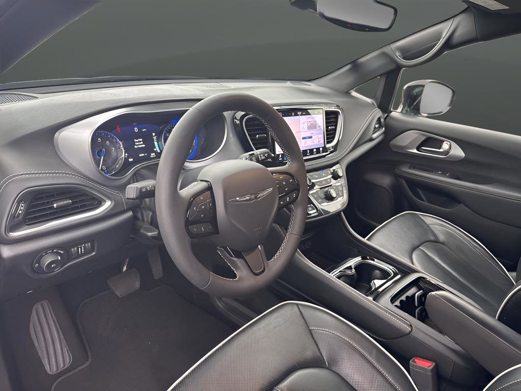 Used 2025 Chrysler Pacifica Limited image 11