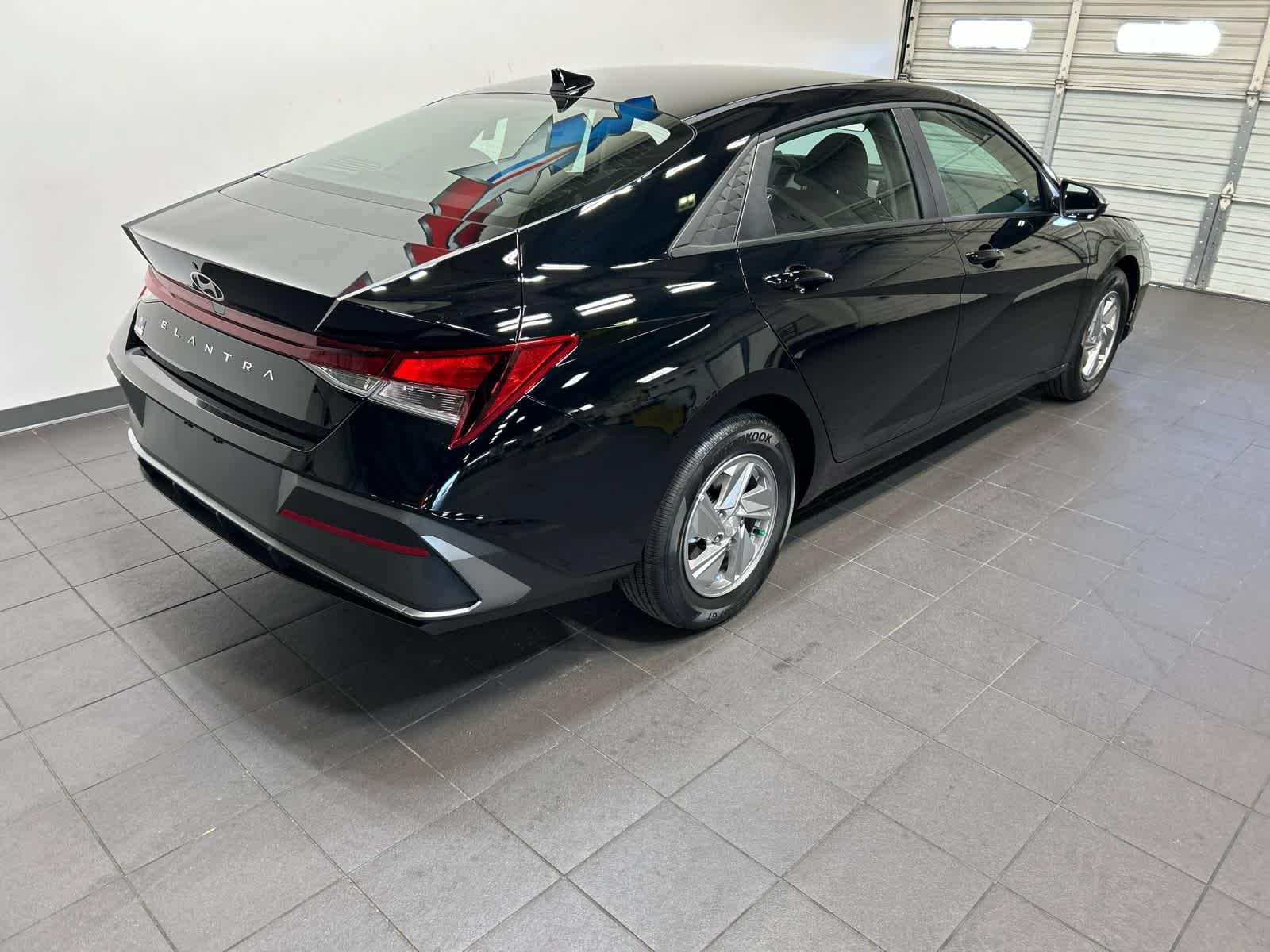 New 2026 Hyundai Elantra SE FWD image 3