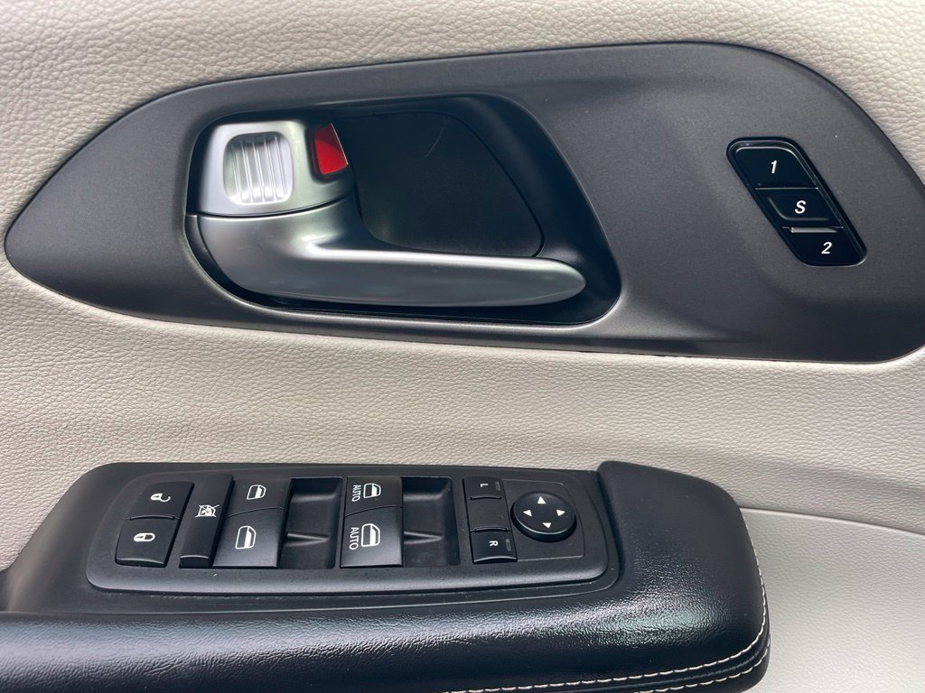 Used 2023 Chrysler Pacifica Touring-L FWD image 31