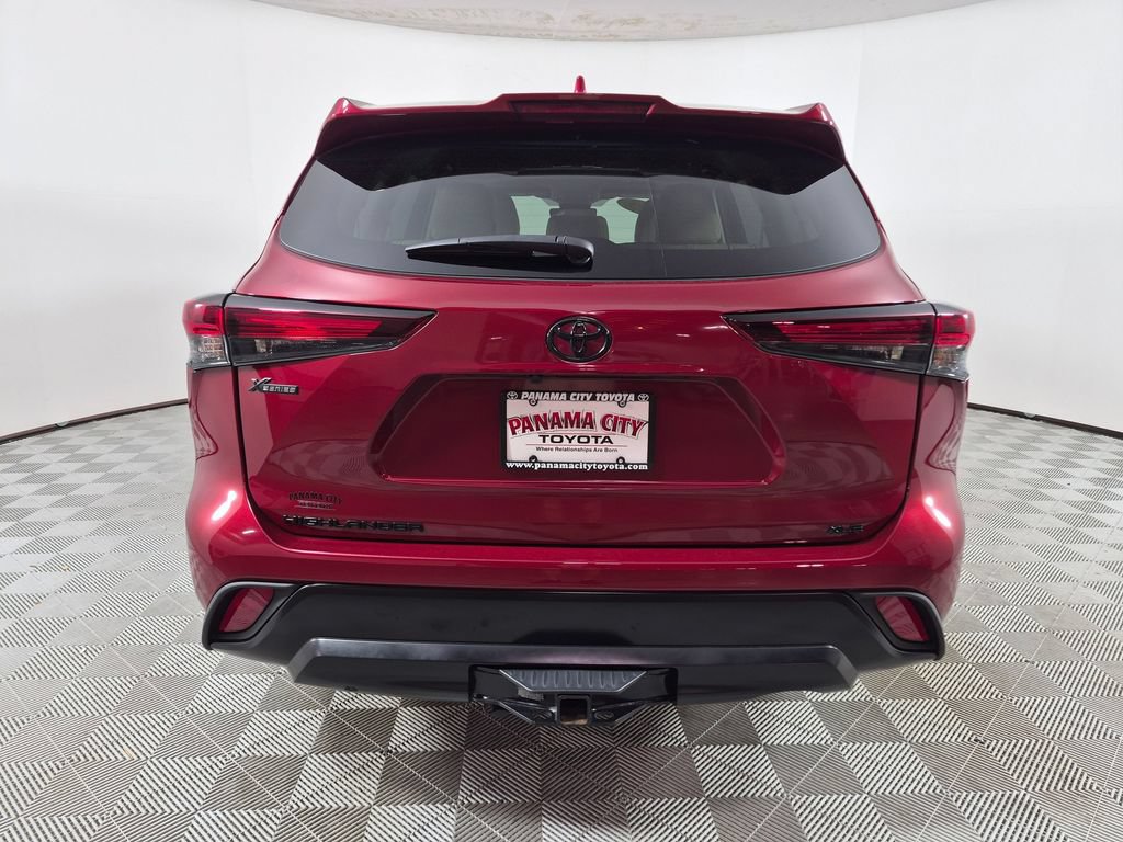 Used 2025 Toyota Highlander XLE FWD image 4