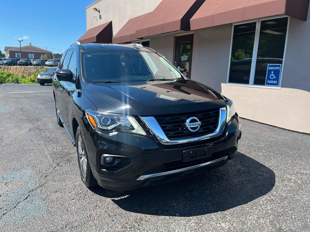 Used 2019 Nissan Pathfinder SL AWD/4WD image 2