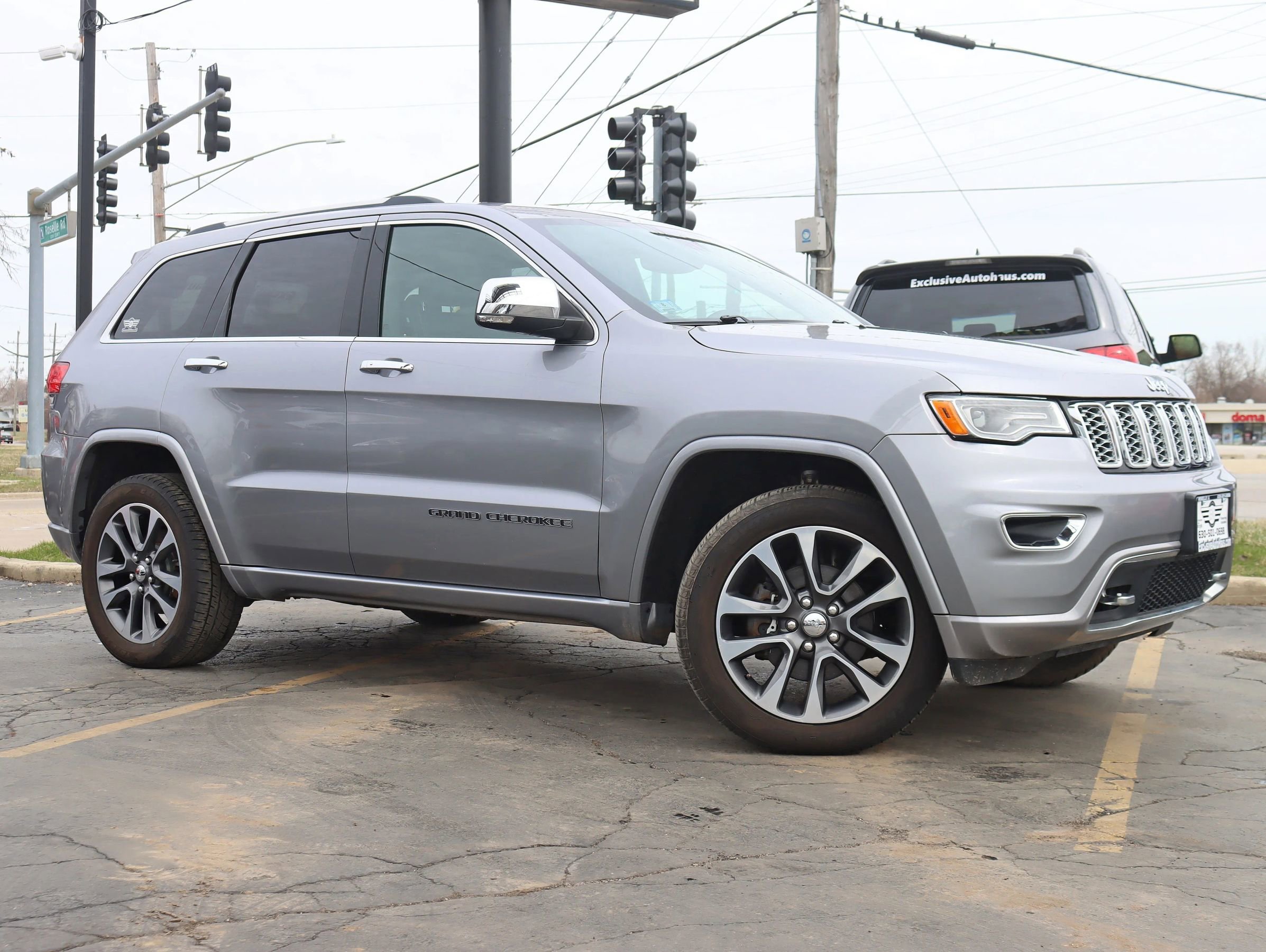 Used 2017 Jeep Grand Cherokee Overland AWD/4WD image 2