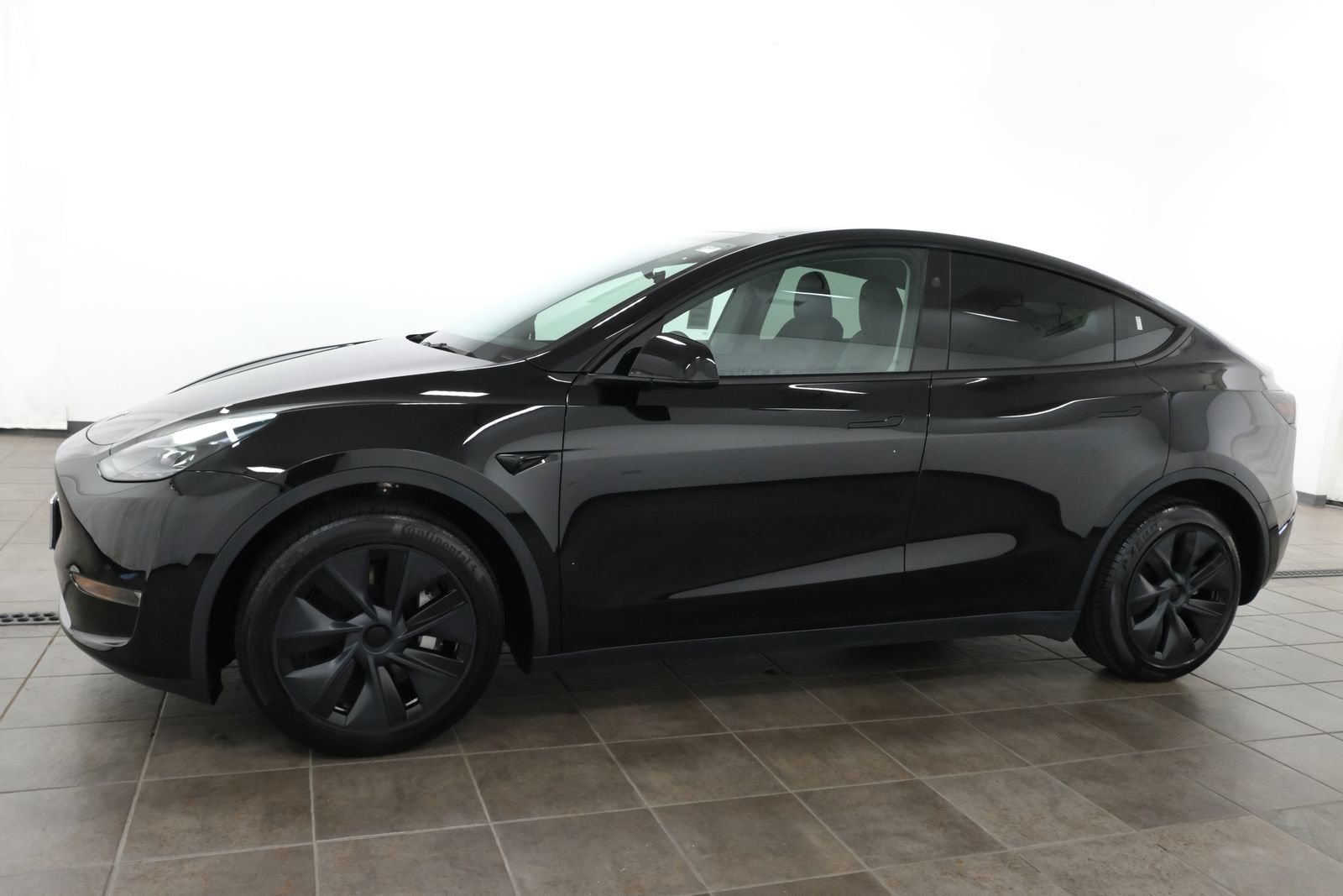 Used 2024 Tesla Model Y Long Range AWD/4WD image 2