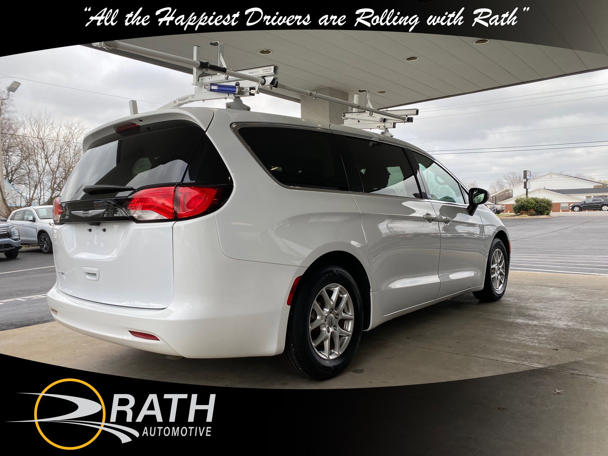 Used 2022 Chrysler Voyager LX image 7