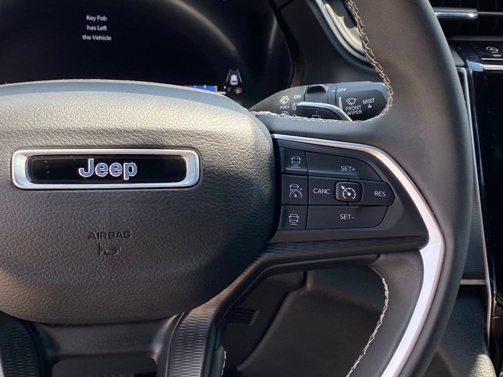 Used 2023 Jeep Grand Cherokee Altitude AWD/4WD image 15