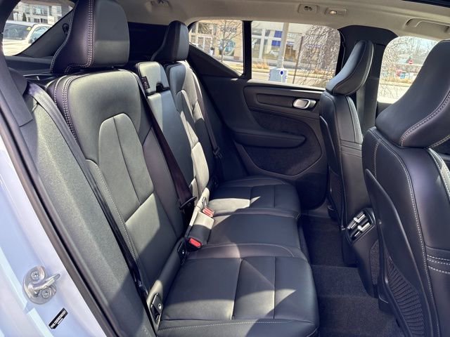 Used 2025 Volvo XC40 B5 Plus image 14