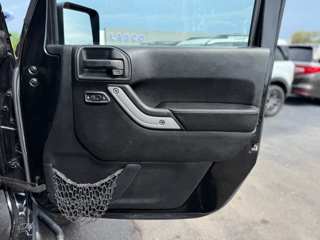 Used 2016 Jeep Wrangler Unlimited Rubicon AWD/4WD image 17