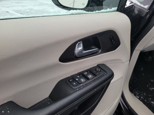 Used 2024 Chrysler Pacifica Select image 7