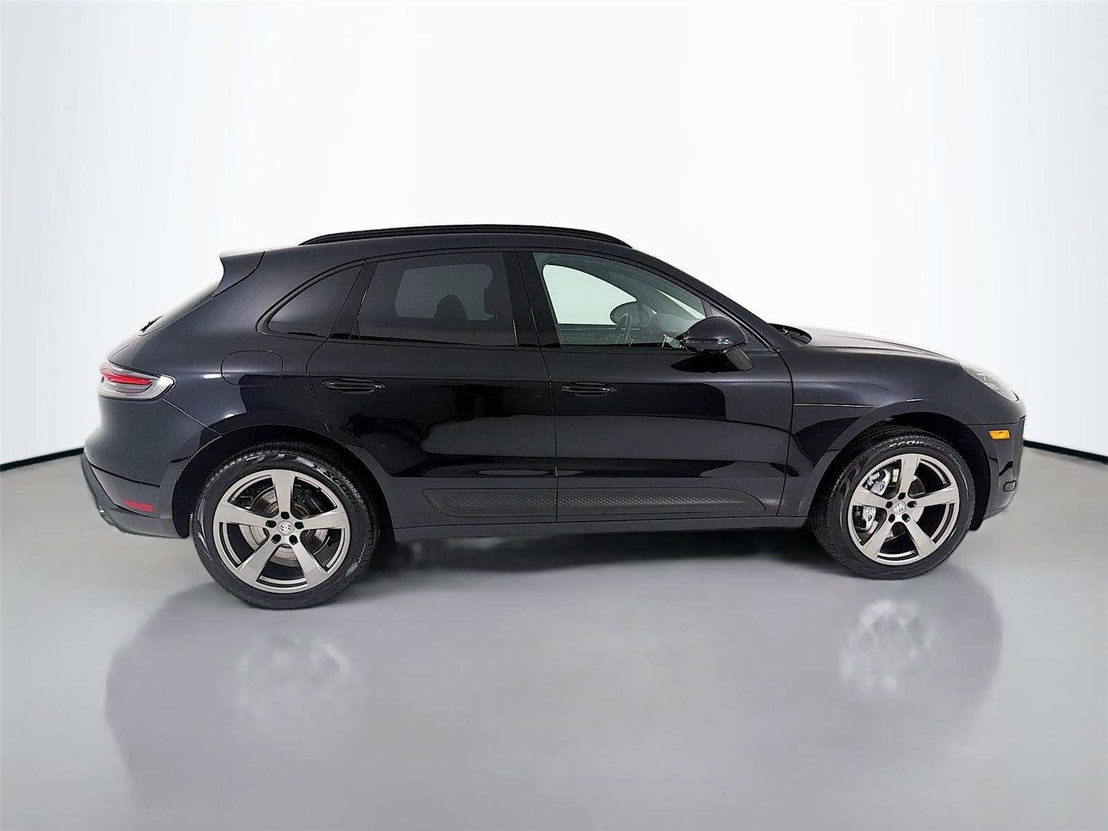 Certified 2025 Porsche Macan AWD/4WD image 7